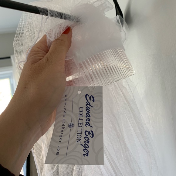 New with tags floor length veil - Picture 3 of 4